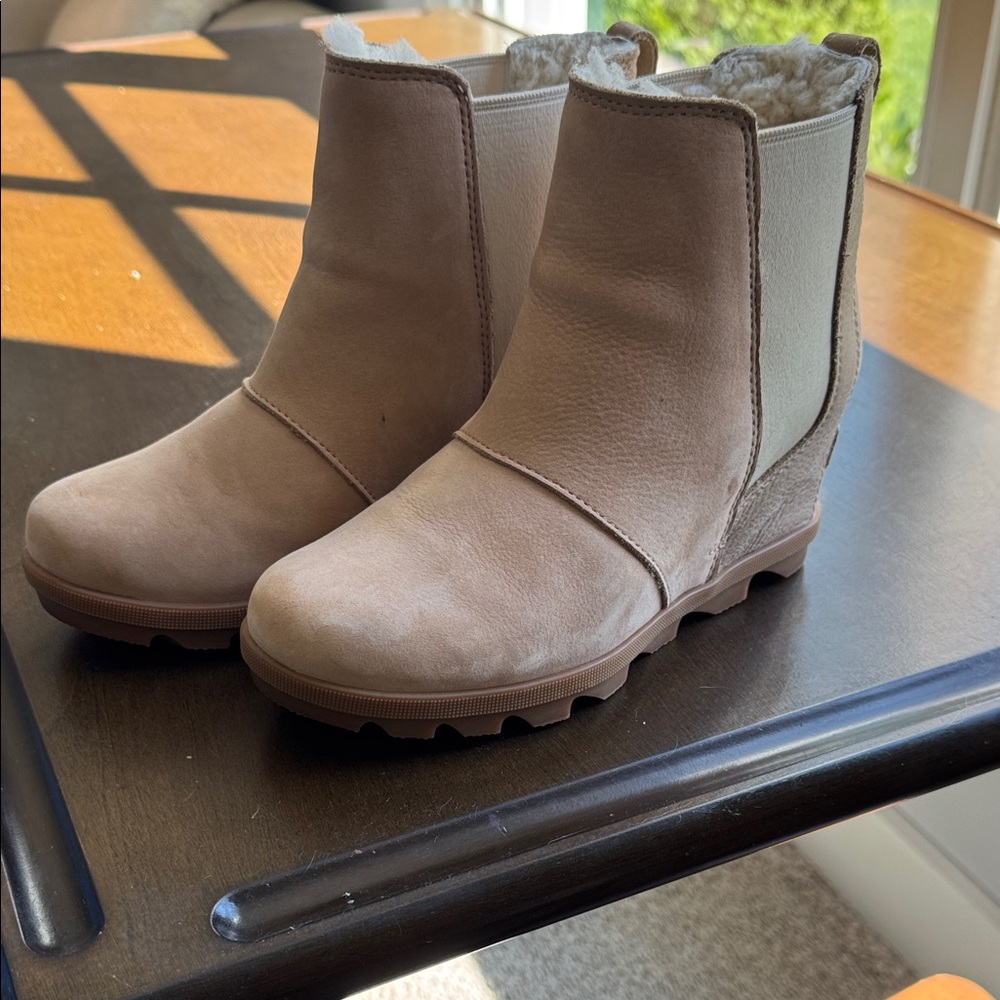 Sorel size 7 Women's Tan Ankle Boots